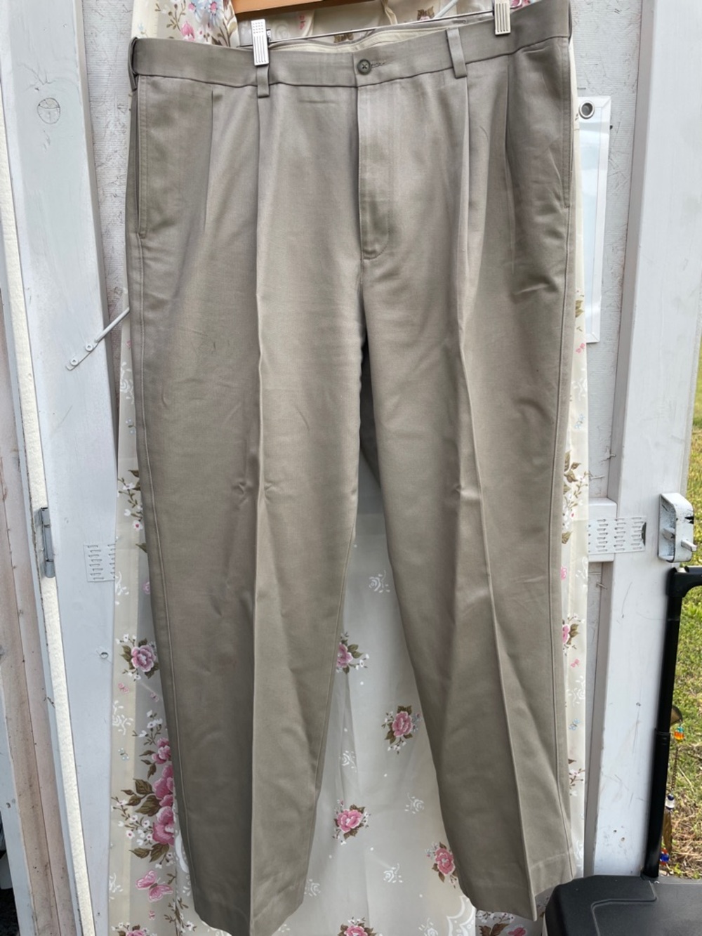 Savane Men’s Pleated Dress Pants in Khaki